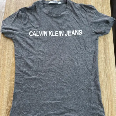 T-shirt gris Calvin Klein très bon état 